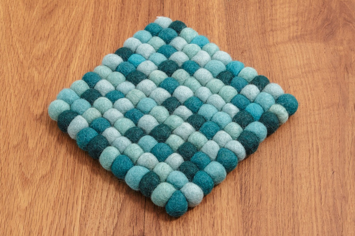 Quadratischer Untersetzer aus 2 cm Filzkugeln in Blautönen
