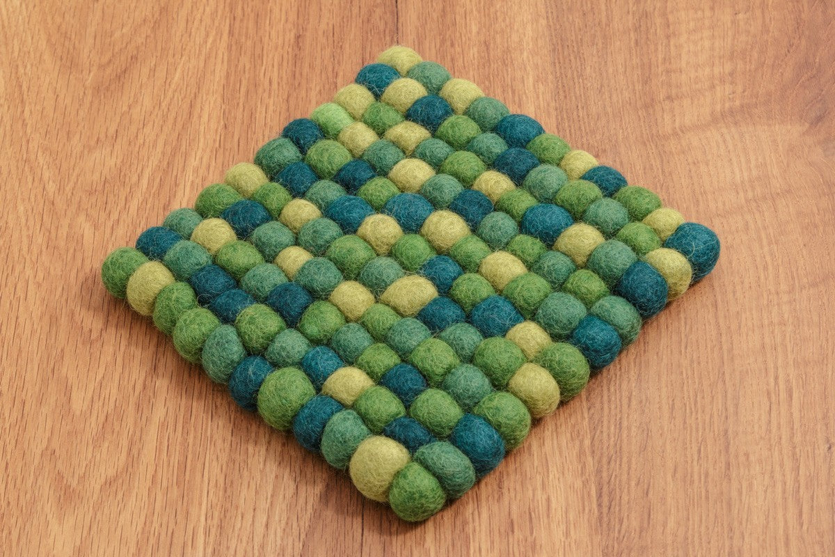 Quadratischer Untersetzer aus 2 cm Filzkugeln in GrĂŒntönen