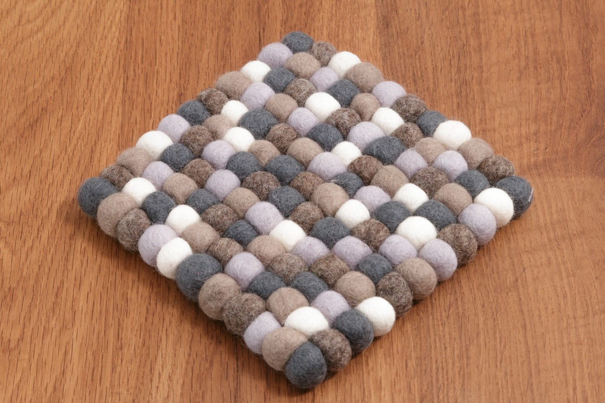 Quadratischer Untersetzer aus 2 cm Filzkugeln in Naturgrautönen