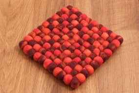 Quadratischer Untersetzer aus 2 cm Filzkugeln in Orangetönen