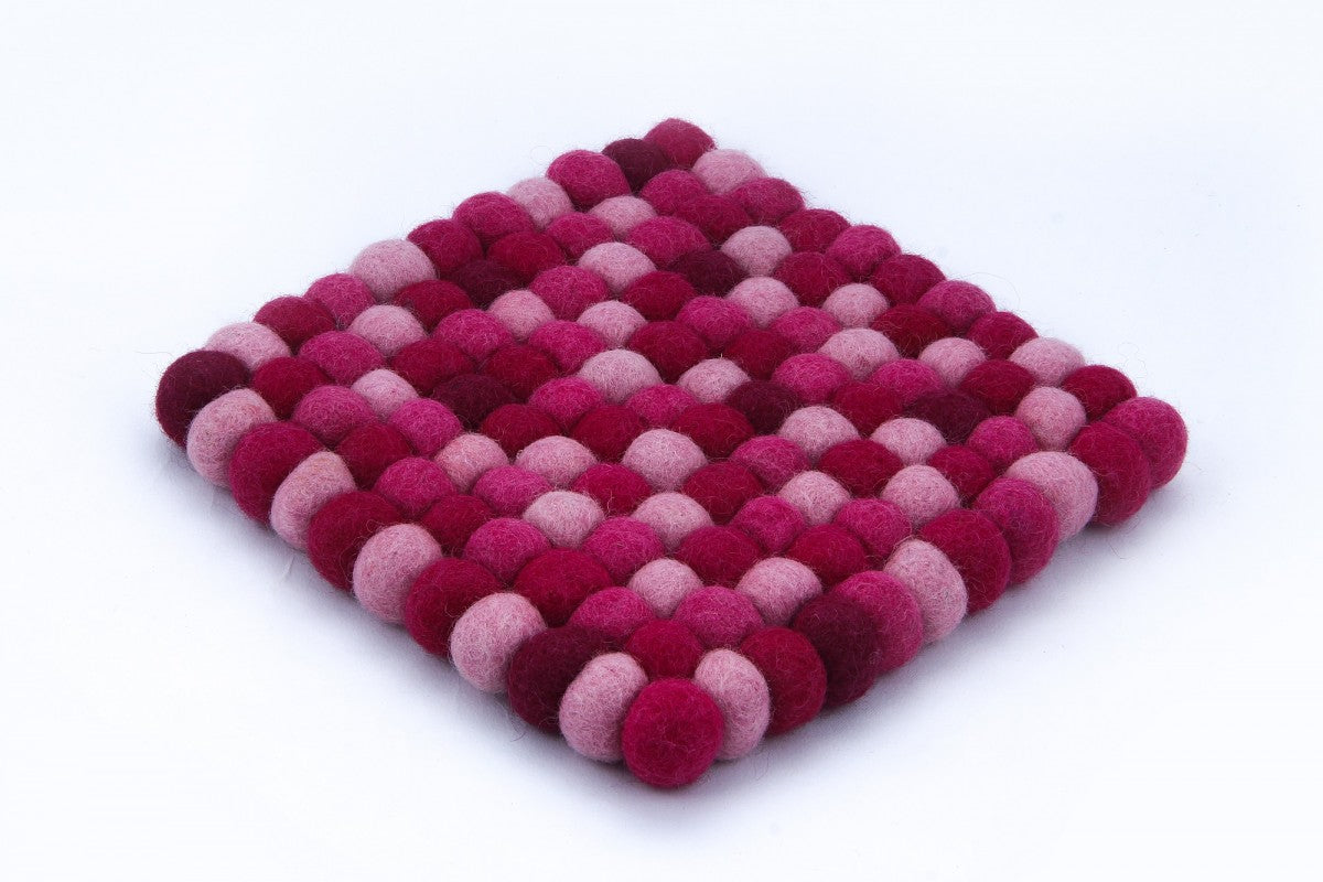 Quadratischer Untersetzer aus 2 cm Filzkugeln in Rot-Beerentönen