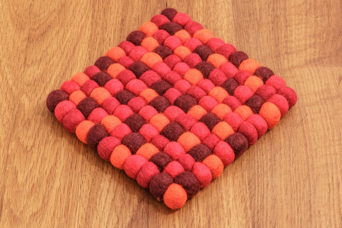 Quadratischer Untersetzer aus 2 cm Filzkugeln in Orangetönen