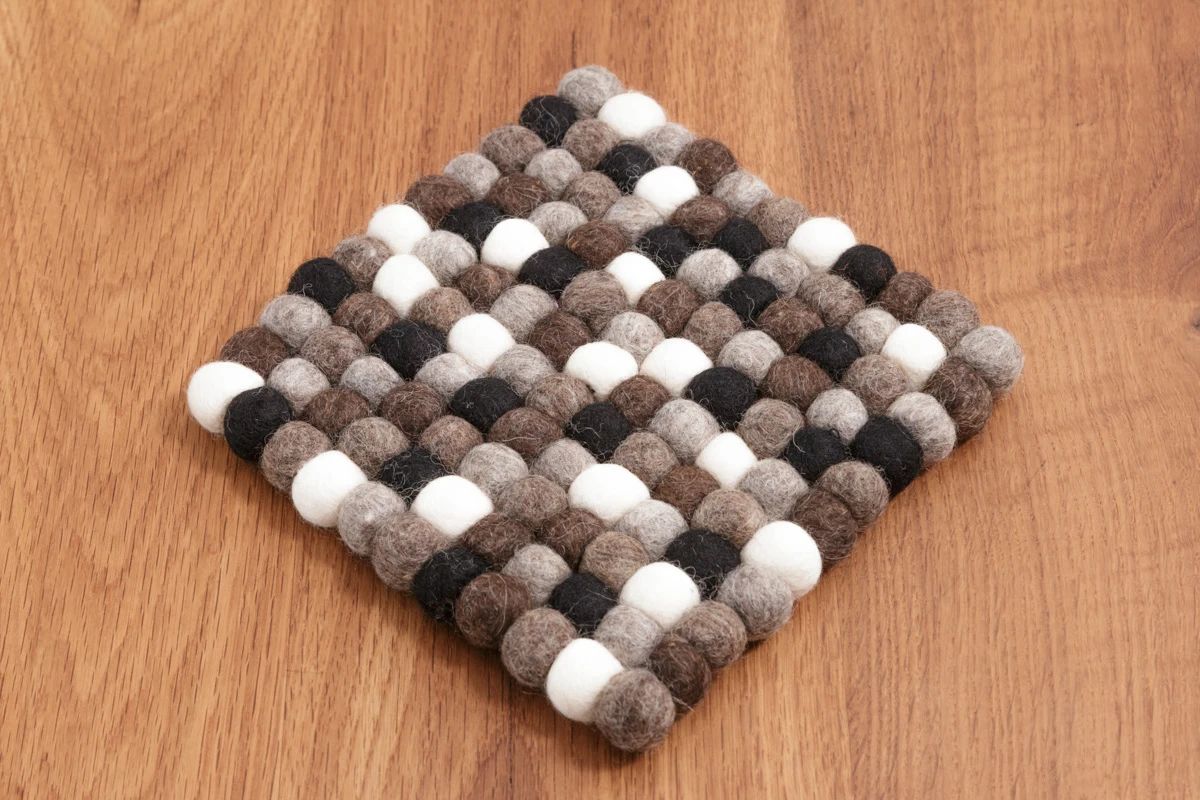 Quadratischer Untersetzer aus 2 cm Filzkugeln in Naturtönen