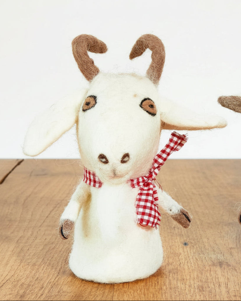 Filz-Eierwärmer Ziegenbock aus weißem Wollfilz mit rotkarierter Schleife am Hals