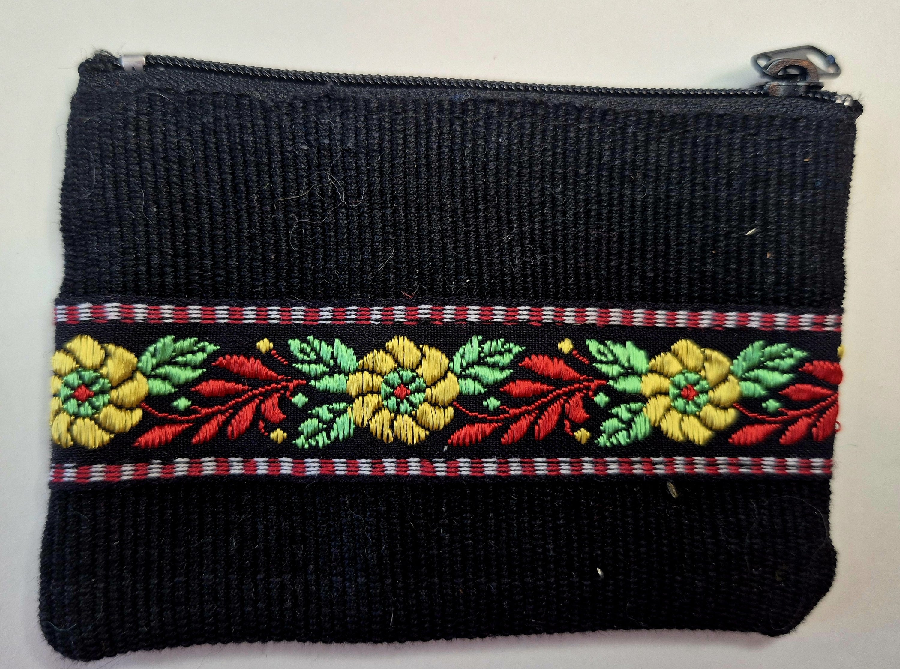 Täschchen Lisa bordado – gefüttertes Baumwolletui mit Blütenborte 10 × 7,5 cm