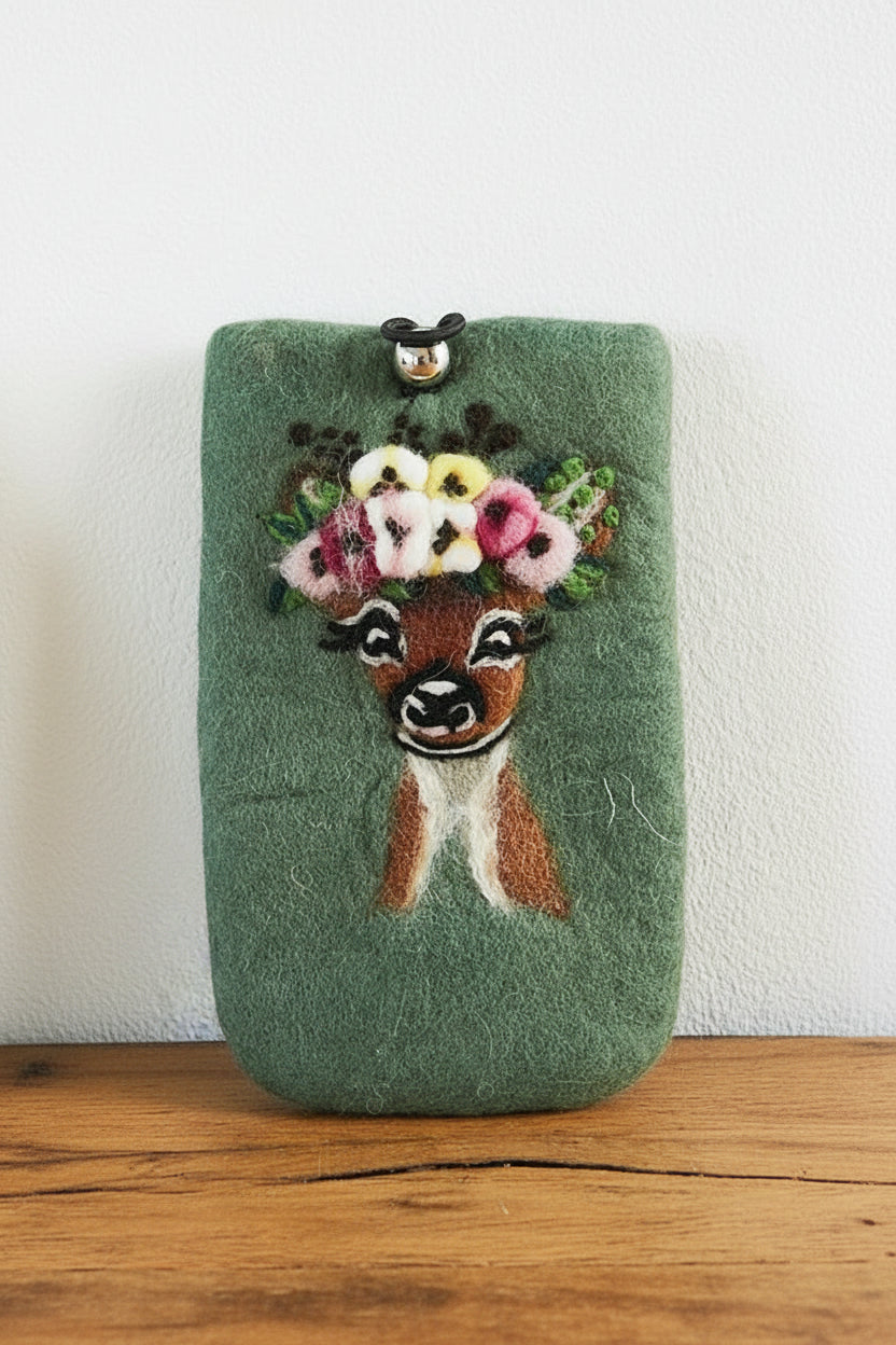 SchutzhĂŒlle aus Wollfilz fĂŒr Handy mit aufgefilztem Reh mit Blumenkranz auf dem Kopf in waldgrĂŒn