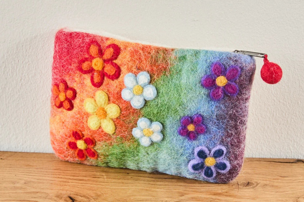 Handgefilztes Filztäschchen Happy Flowers mit bunten Blumen aus Schurwolle