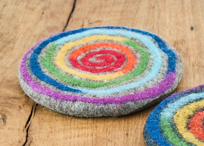 Filz-Untersetzer flach mit Regenbogen-Spirale 20 cm