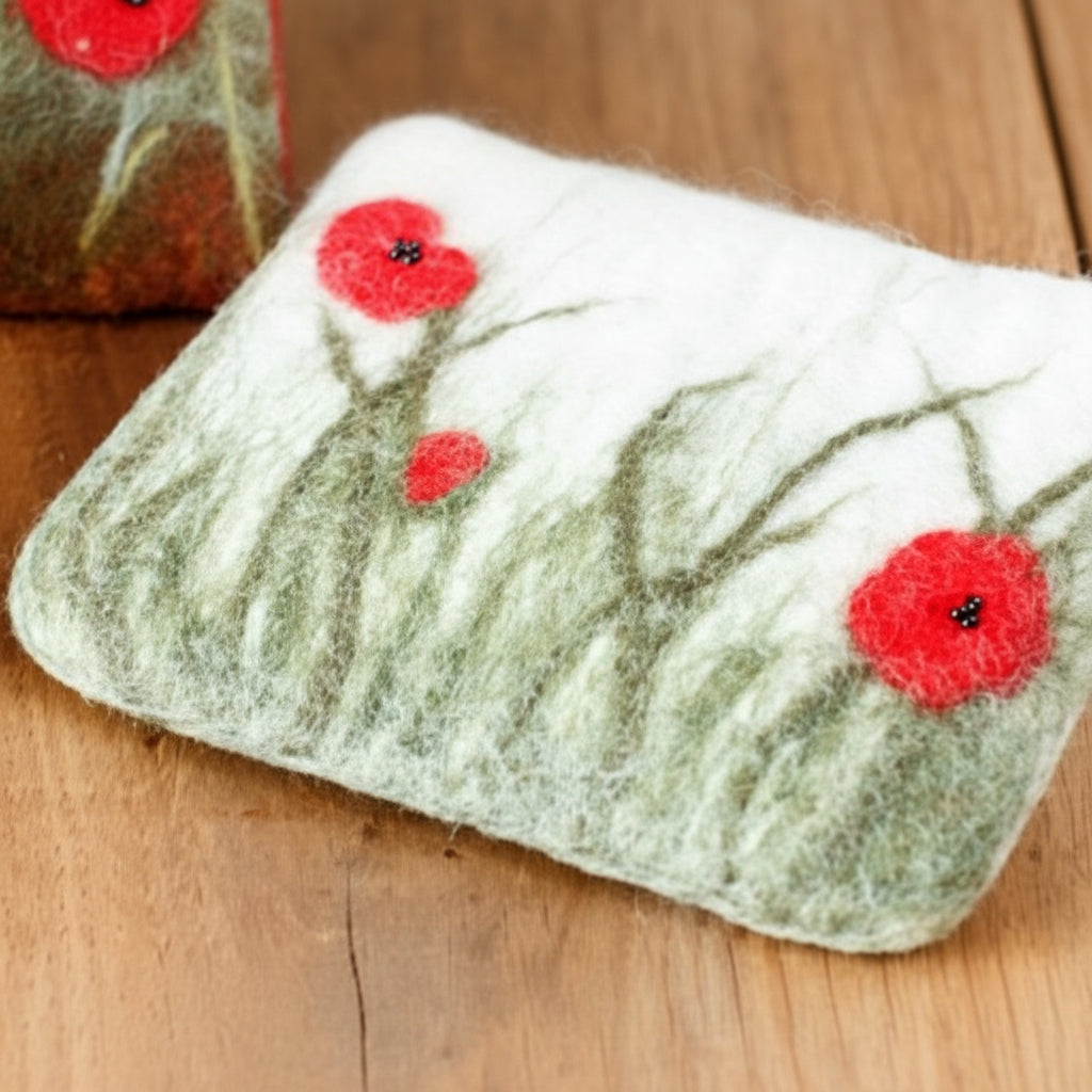 Filz-Täschchen aus Wollfilz mit Mohnblumen und Reißverschluss
