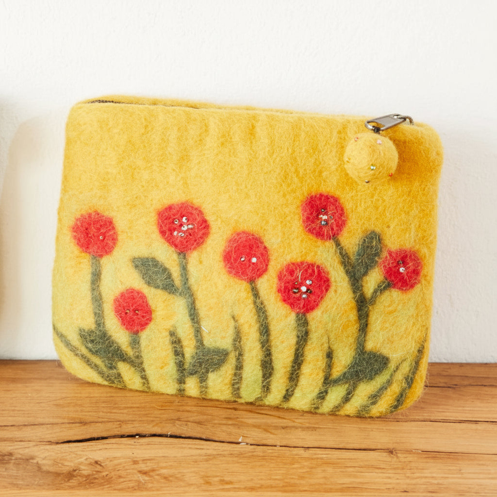 gelbes Reißverschlusstäschchen aus Filz mit Mohnblumenmotiv