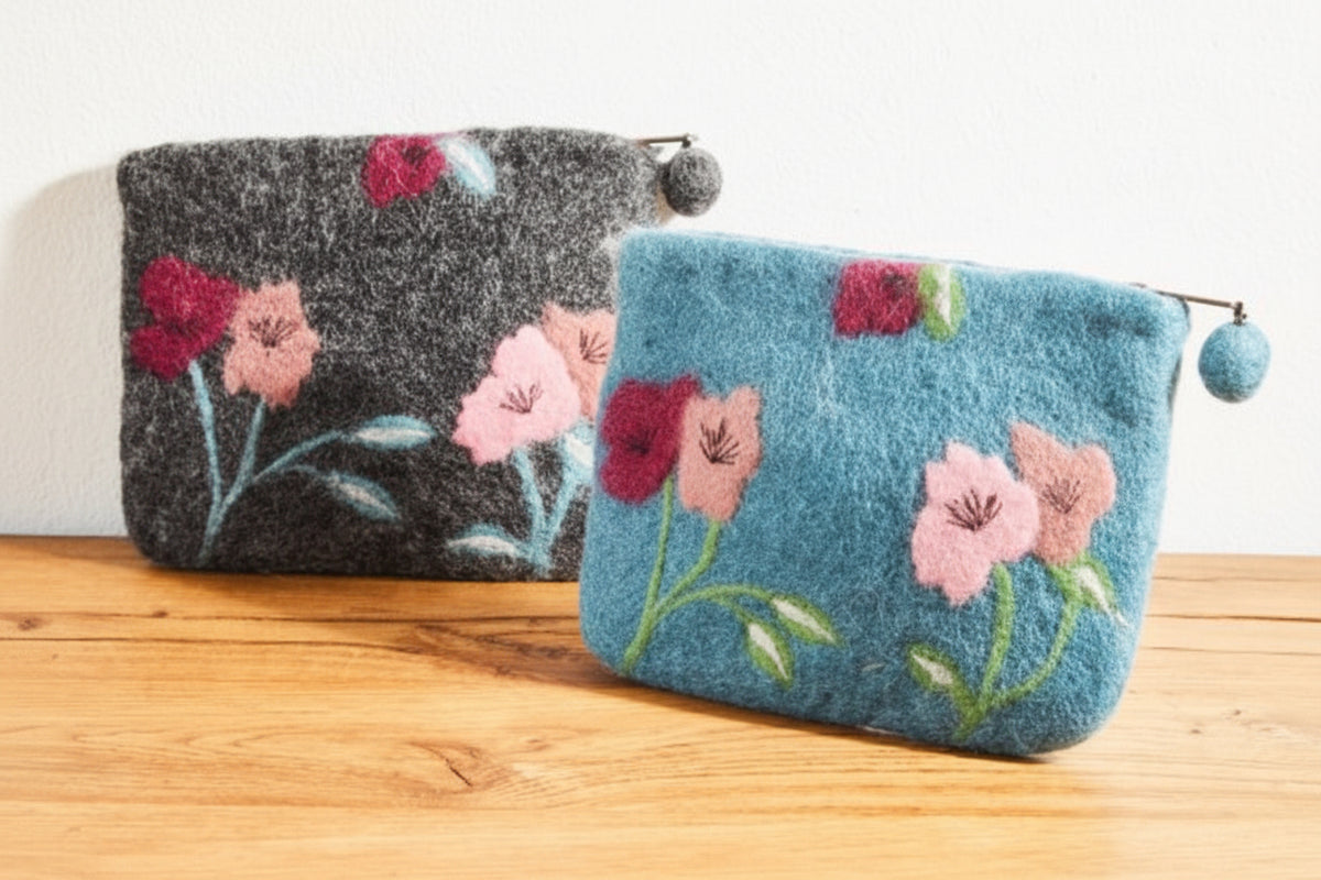 Filz-Täschchen in den Farben blau und anthrazit genannt Nachtblume