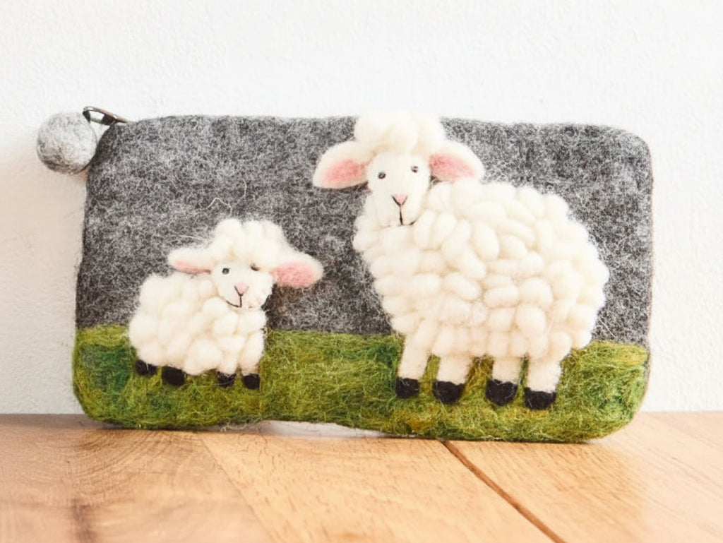 Reiverschlusstäschchen mit weißem Schaf und Lamm auf grauem, länglichem Täschchen