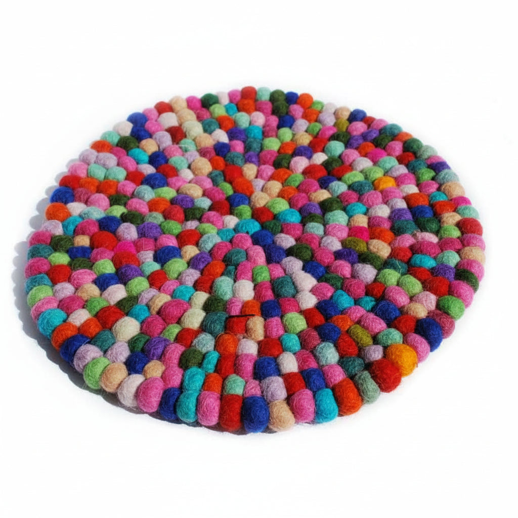 Runder Filzuntersetzer aus 2 cm Kugeln bunt