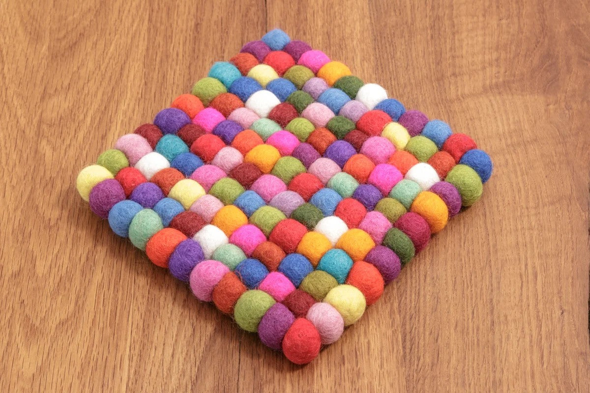 Filz-Untersetzer aus 11x11 Filzkugeln in 2cm dicken bunten Filzkugeln