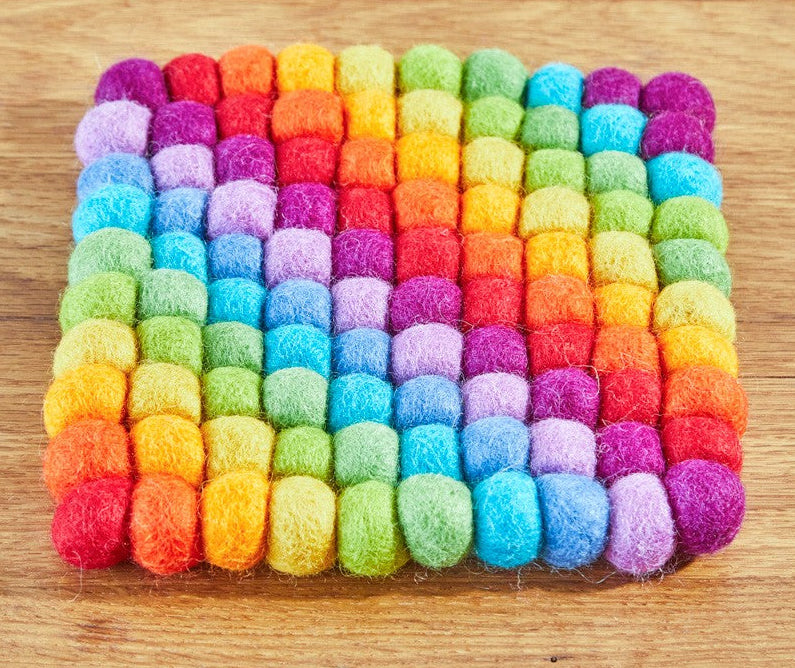 Untersetzer aus 2cm Filzkugeln in diagonal angeordneten Regenbogenfarben