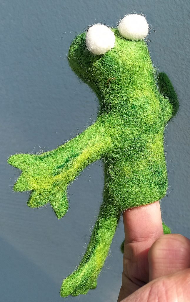 Fingerpüppchen Frosch, Rückseite, auf Finger