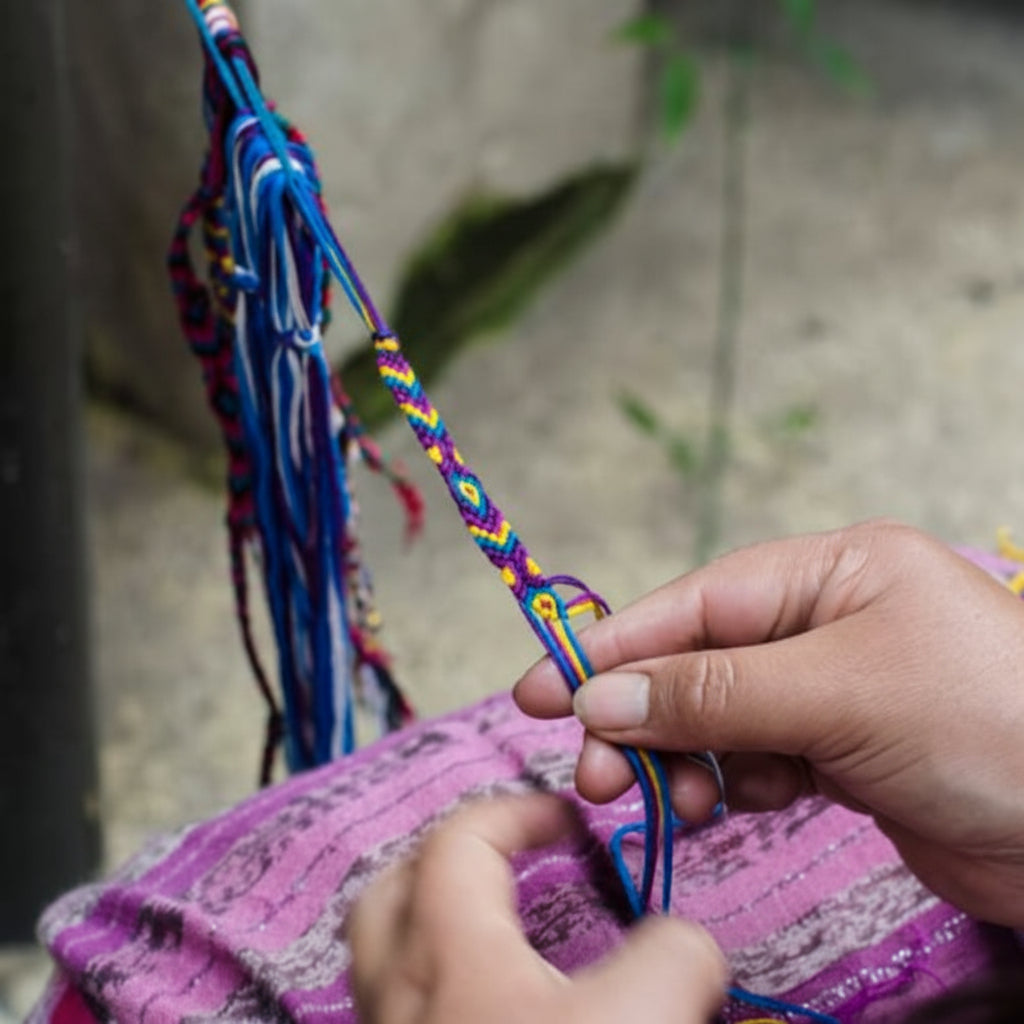 Demonstration wie ein Freundschaftsband per Hand geknĂŒpft wird