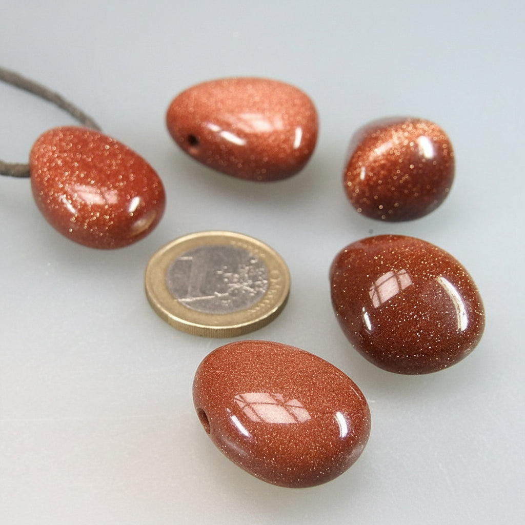 Anhänger aus Halbedelstein in Steinsorte Goldfluss (syn.) mit Bohrung für Lederband