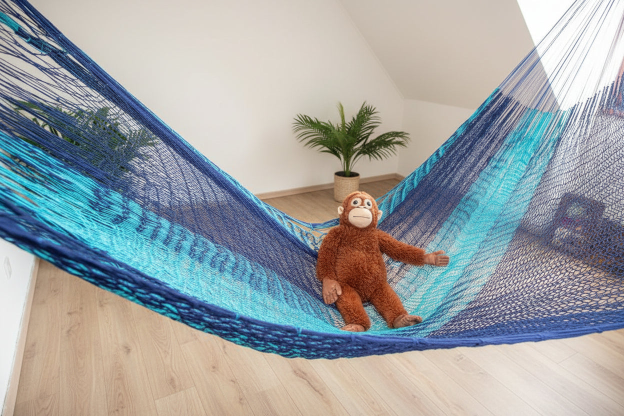 Kleine blau-hellblau gestreifte mexikanische Netzhängematte Größe Mexi 1 aus Baumwolle, handgeknüpft in Mexiko, Fairtrade
