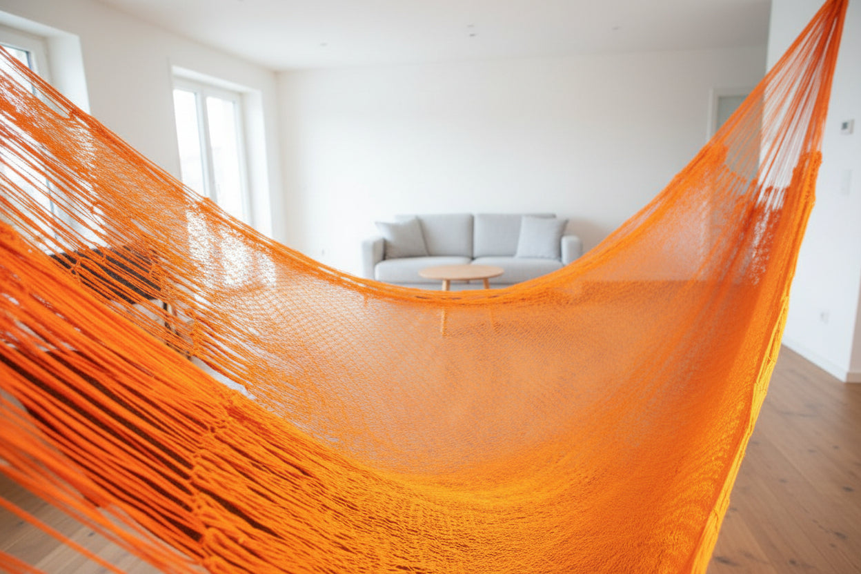 Hängematte Größe Mexi 1 in orange hängt nach dem Umzug bereits im Wohnzimmer