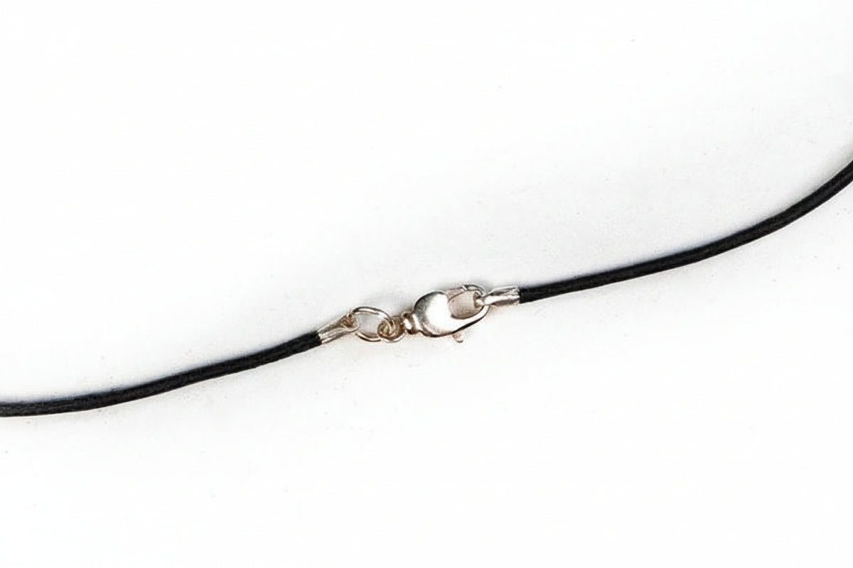 Schwarzes Lederband mit feinemversilbertem Mini-Karabiner fĂŒr kleine Bohrungen von Edelsteinen