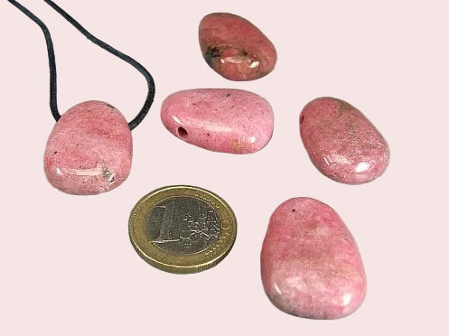 Trommelstein gebohrt für Lederband in Sorte Rhodonit im Größenvergleich mit einem 1€-Stück