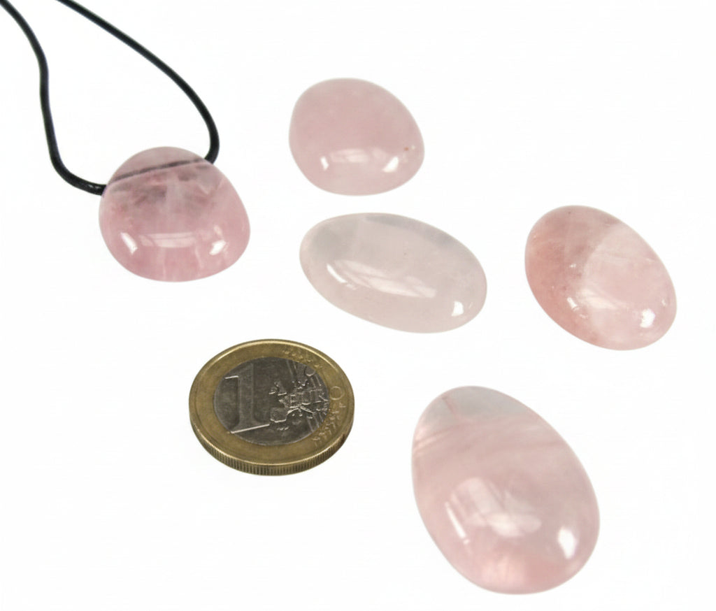 Trommelstein Rosenquarz als Kettenanhänger an Lederband im Größenvergleich mit 1€-Stück