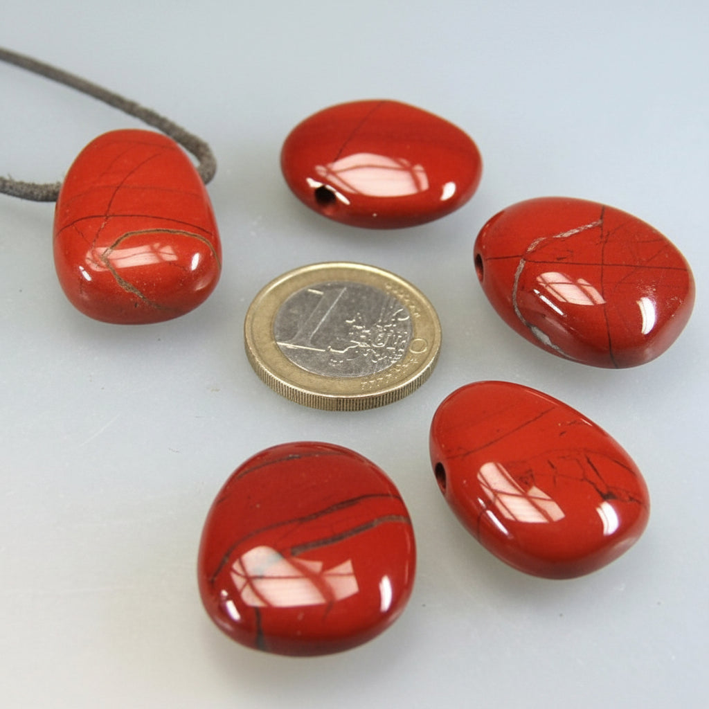 Edelsteinanhänger mit Bohrung für Lederband in Steinsorte Roter Jaspis