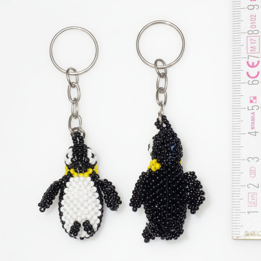 Schlüsselanhänger Pinguin aus Glasperlen am Zollstock mit Maßstab