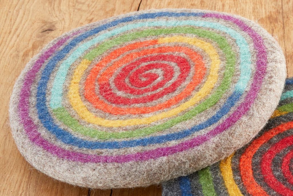 Sitzkissen Wollfilz Regenbogen-Spirale