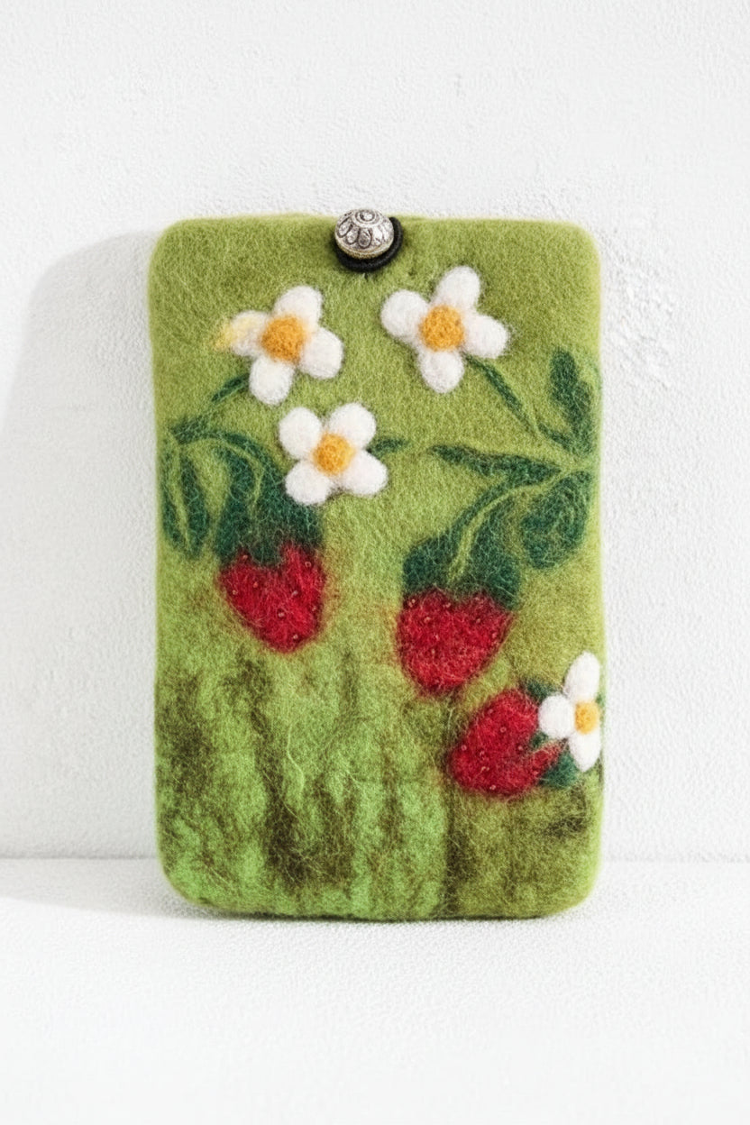 Handytäschchen aus grünem Filz mit aufgefilztem Erdbeermotiv und Blumen und Metallknopfverschluss mit Gummiband