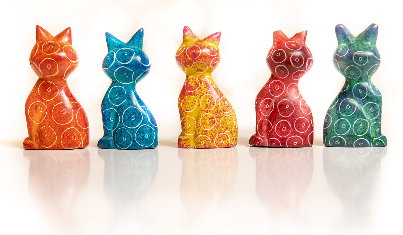 SĂŒĂe Speckstein-Katzen in vielen Farben, RĂŒckansicht