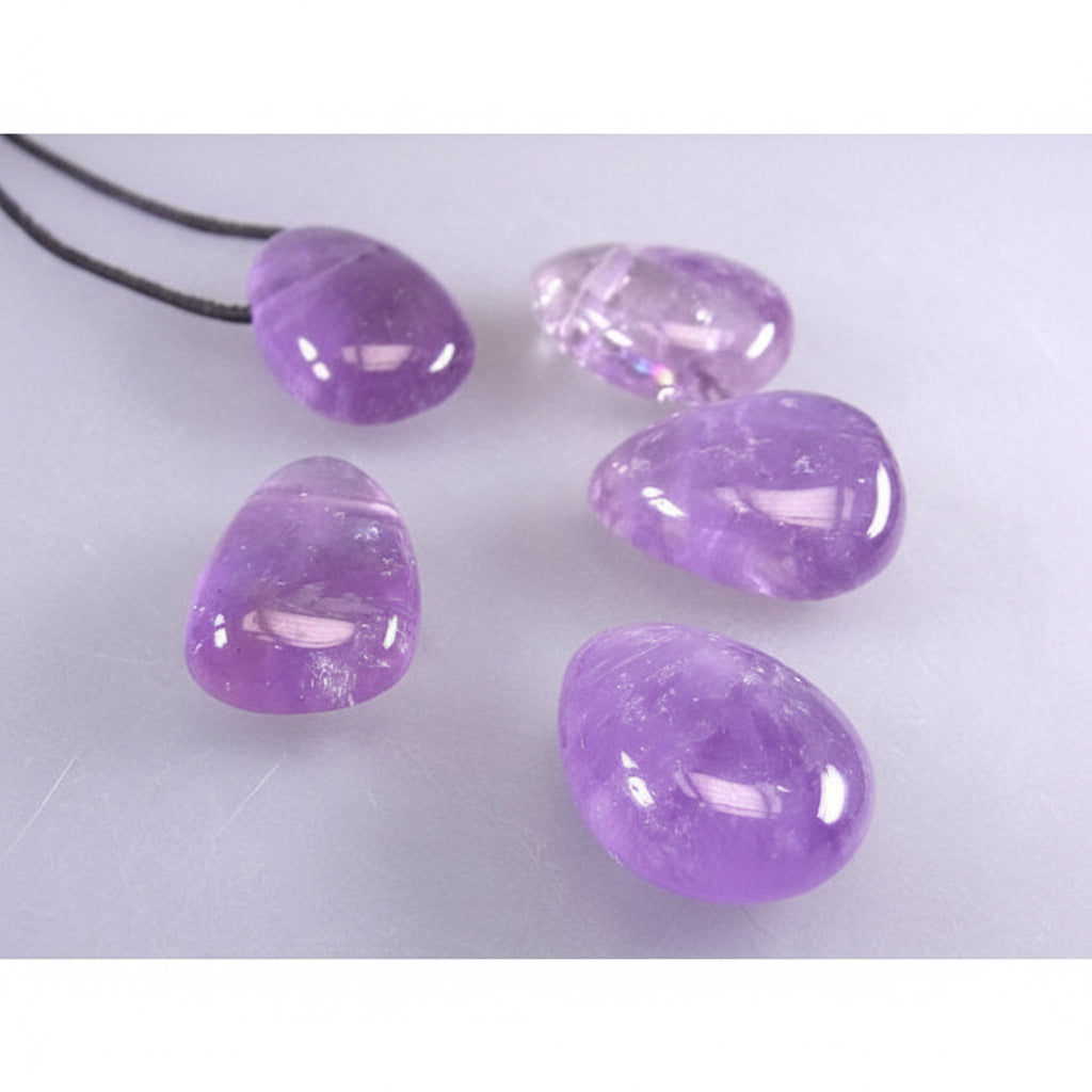 Gebohrter Trommelstein Amethyst in verschiedenen Schattierungen am Lederband