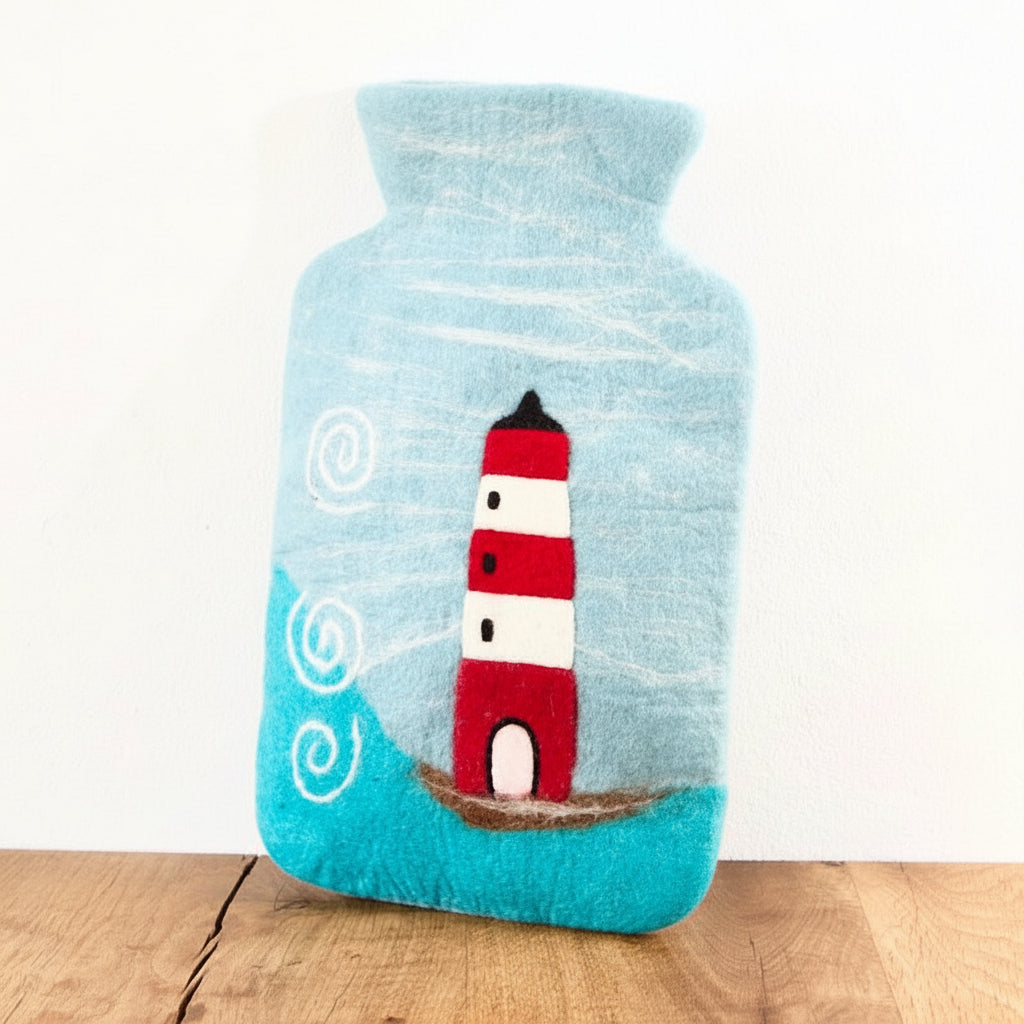 Wärmflasche mit Filzhülle mit Leuchtturmmotiv in hellblau