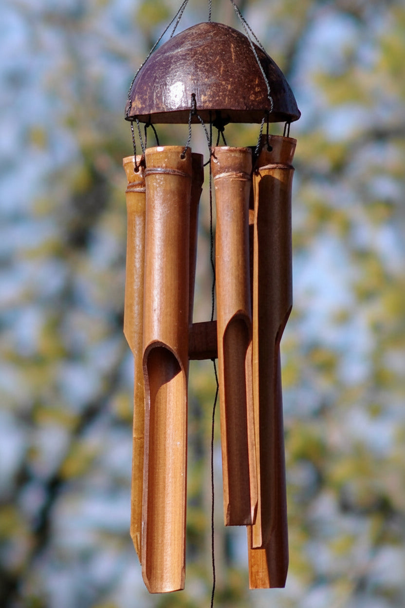 Windspiel aus BambusstÀben mit halber Kokosnussschale als AufhÀngung 30 cm dunkel