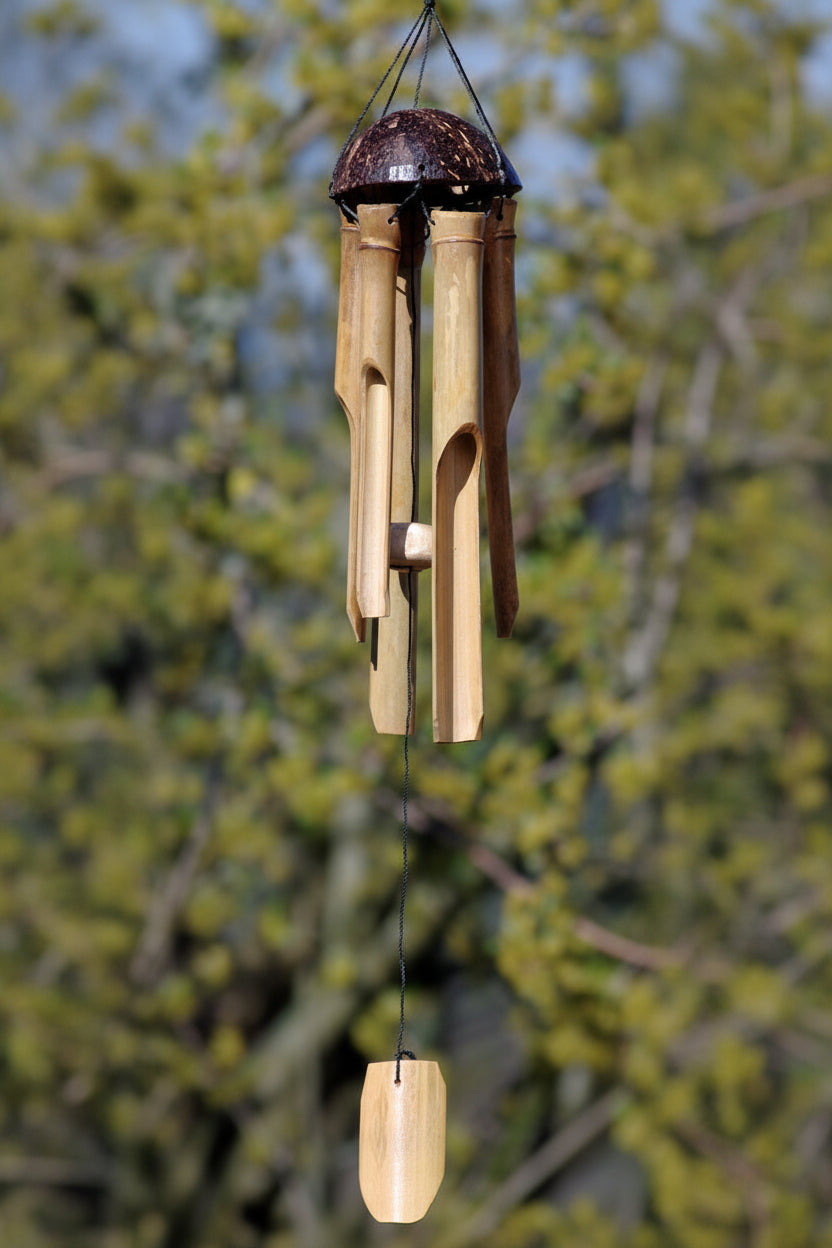 Kleines Windspiel mit Kokosschale und BambusstÀben in 30 cm LÀnge