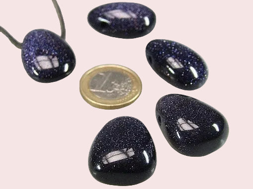 Trommelstein Blaufluss (sync) als Kettenanhänger an Lederband im Größenvergleich mit 1€-Stück
