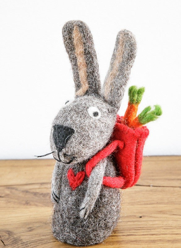 Eierwärmer Hase mit Rucksack und Karotten