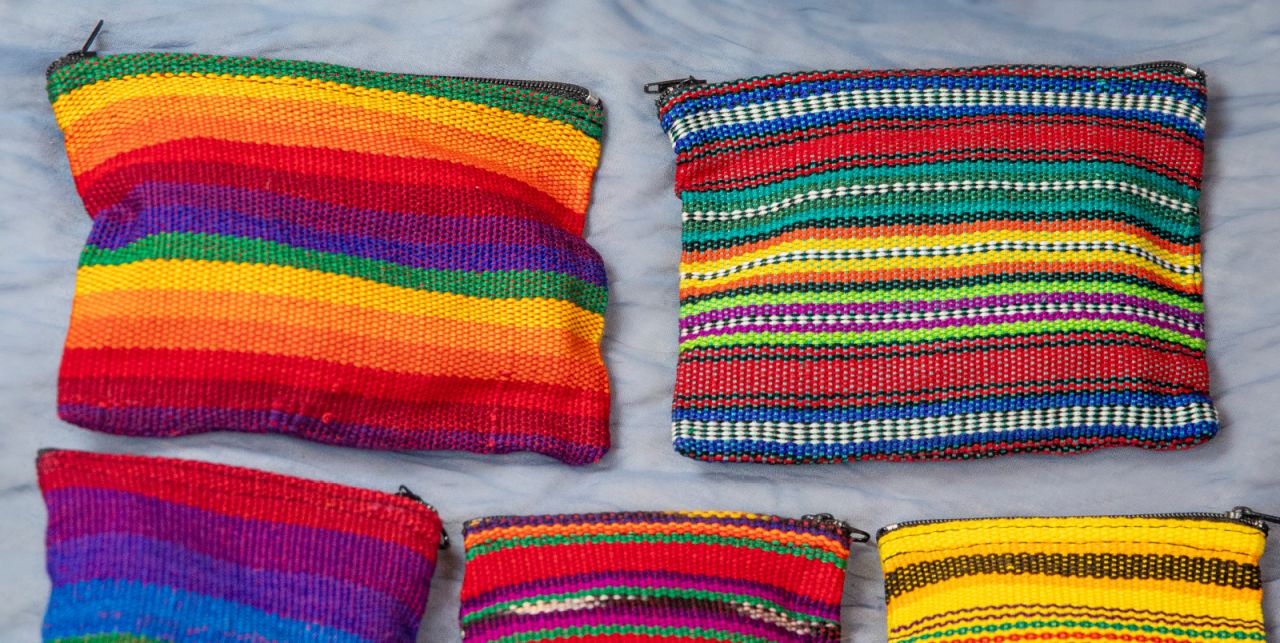 Stoff-Etuis aus Guatemala in bunten Designs