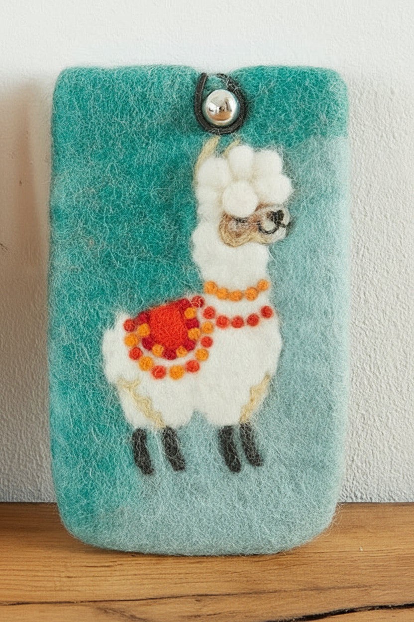 Schutzhülle aus Wollfilz für das Handy mit aufgefilztem Alpaca oder Lama in der Farbe mint