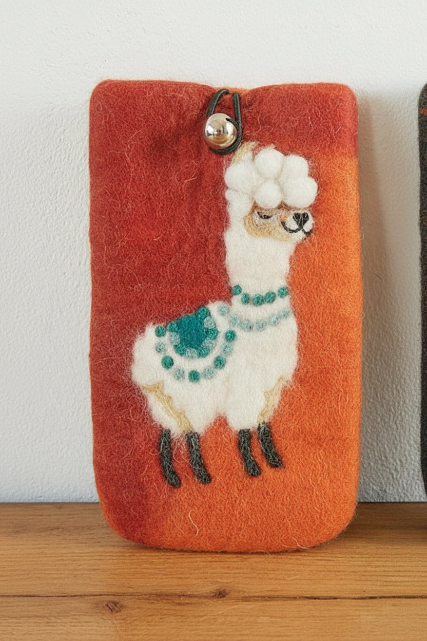 Schutzhülle aus Wollfilz für das Handy mit aufgefilztem Alpaca oder Lama in der Farbe terrakotta