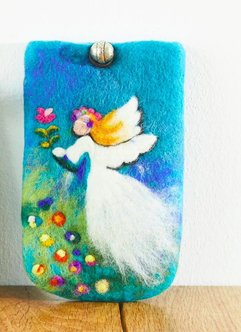 Filz-Handytäschchen Angelina – Engel auf Blumenwiese, Smartphonetäschchen aus Wollfilz, Nepal