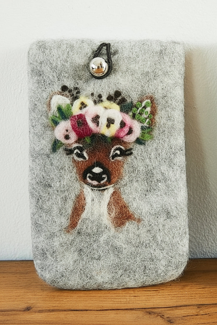 Schutzhülle aus Wollfilz für Handy mit aufgefilztem Reh mit Blumenkranz auf dem Kopf in naturhellgrau