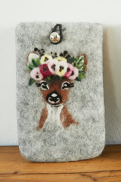 Schutzhülle aus Wollfilz für Handy mit aufgefilztem Reh mit Blumenkranz auf dem Kopf in naturhellgrau