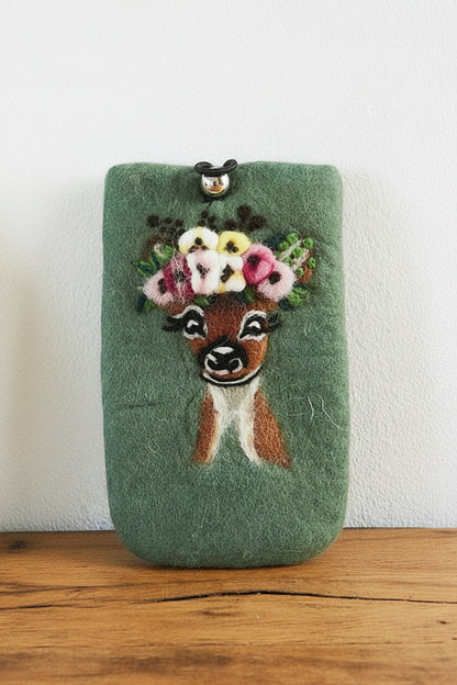 Schutzhülle aus Wollfilz für Handy mit aufgefilztem Reh mit Blumenkranz auf dem Kopf in waldgrün