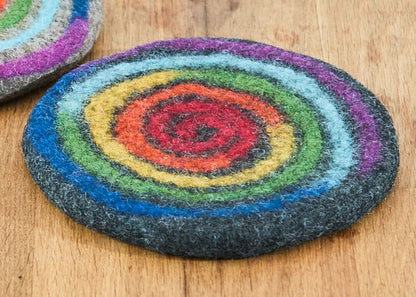 Filz-Untersetzer flach mit Regenbogen-Spirale 20 cm