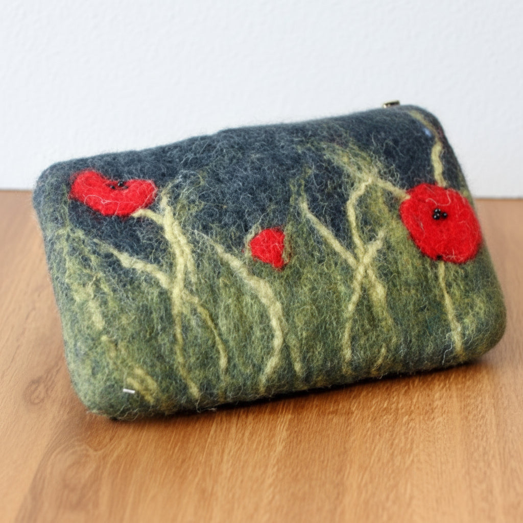 Filz-Täschchen mit Mohnblumen aus  dunkelgrauem Wollfilz mit Reißverschluss