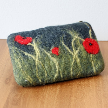 Filz-Täschchen mit Mohnblumen aus  dunkelgrauem Wollfilz mit Reißverschluss