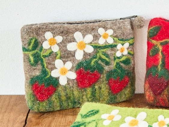 Filzetui in grau mit Reißverschluss und aufgefiltzen Erdbeeren