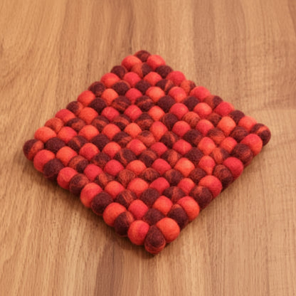Quadratischer Untersetzer aus 2 cm Filzkugeln in Rot-Orangetönen